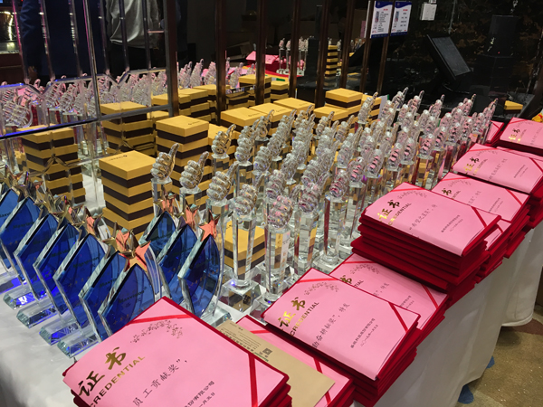 二十二年风雨  只因有你同行  又沐改革春风  再迎历史机遇 ——万搏(中国)wanbo·官方网页版,22周年庆典暨颁奖典礼