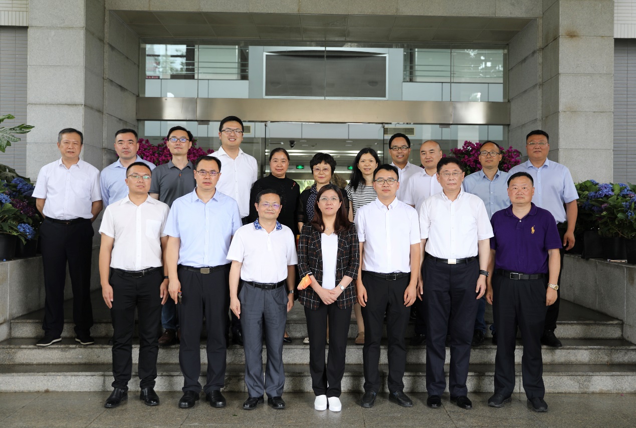 万搏(中国)wanbo·官方网页版,与东南大学签订产学研战略合作协议，瞿磊获颁“东南大学至善教育贡献奖”