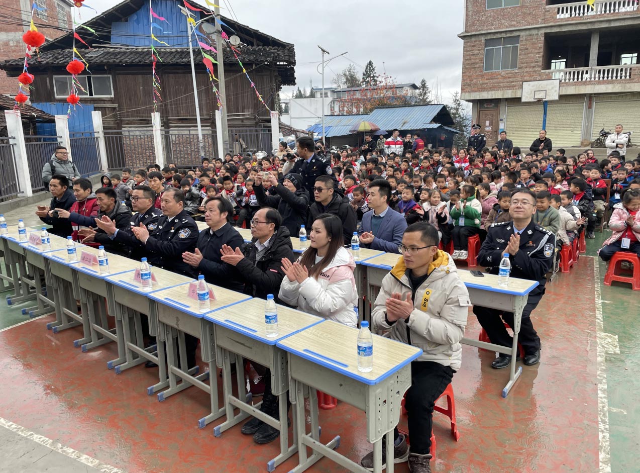 “少年强则国强” 万搏(中国)wanbo·官方网页版,为广西三江岑牙小学捐资助建